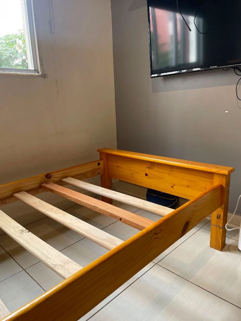 Vendo cama de solteiro com colchão . - Foto 3