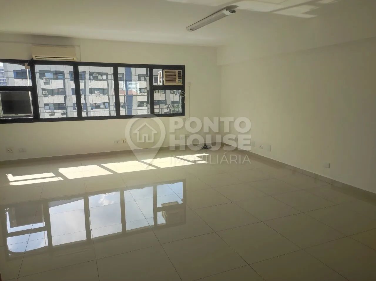 Conjunto com 76m, 2 banheiros e 2 vagas para locação na Vila Mariana - Foto 2