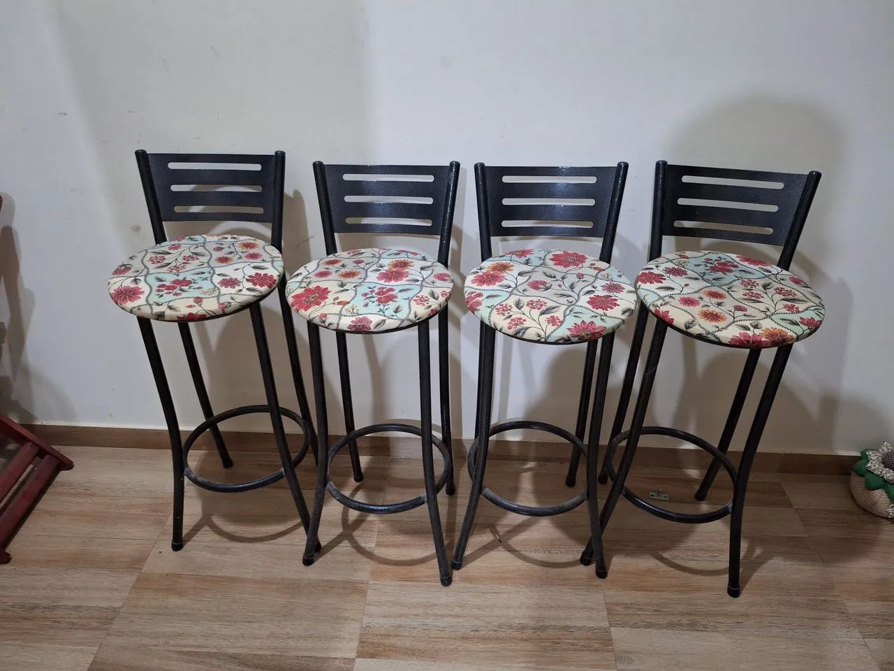 Conjunto com 4 banquetas
