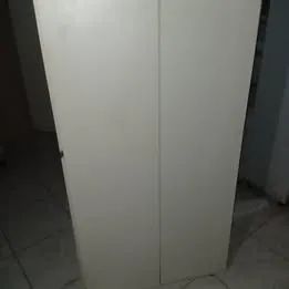 (4) ARMÁRIO DE ESCRITORIO DE MADEIRA COM BASE DE FERRO - Foto 2