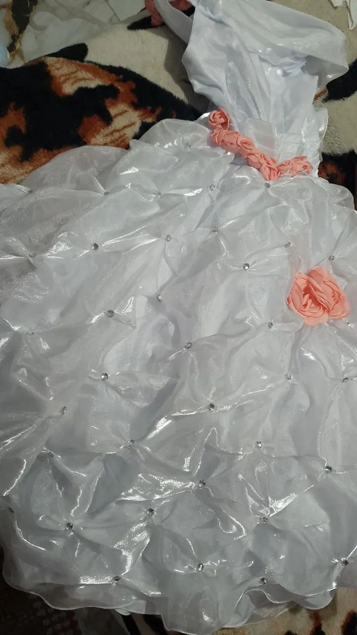 Vestido de noiva e noivinhas  200 cada      *