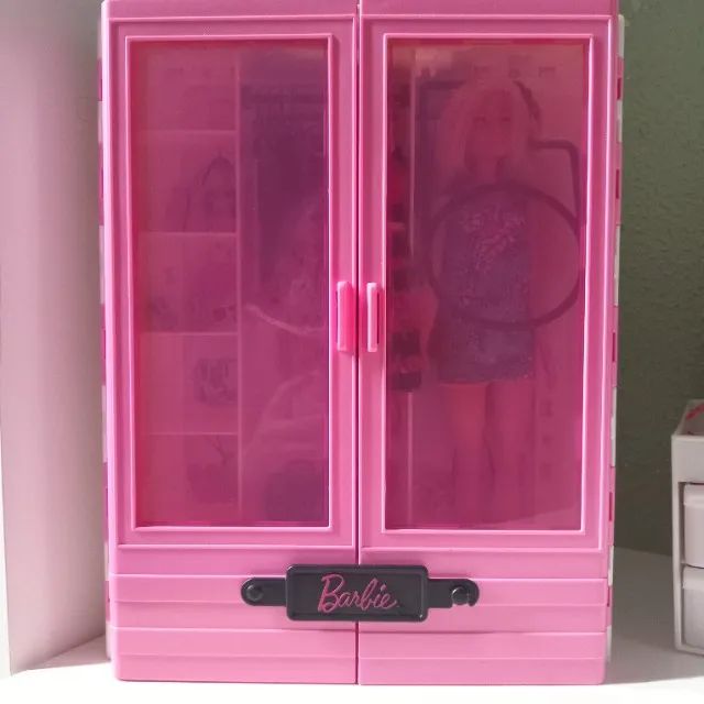Boneca Barbie guarda-roupa