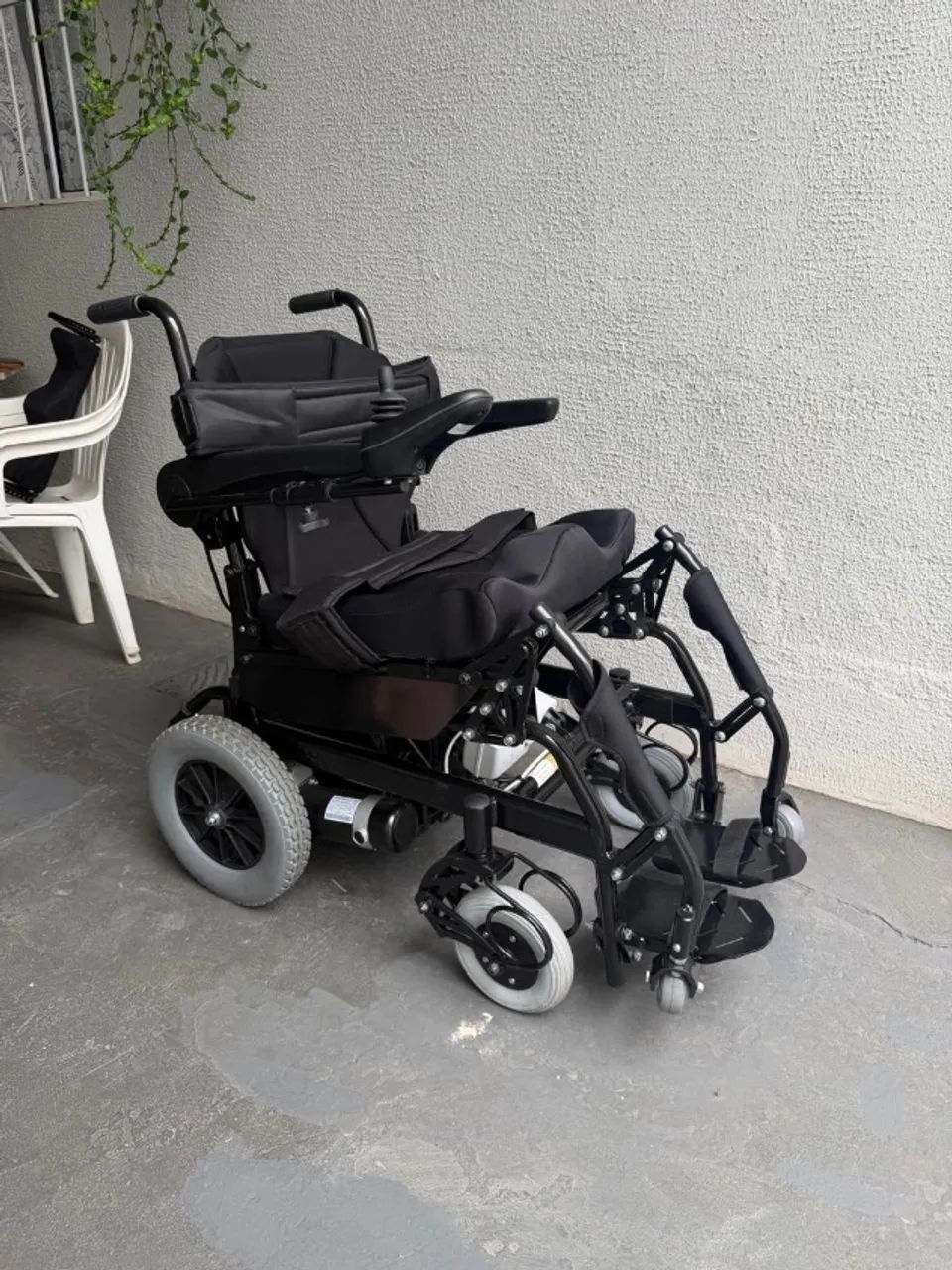 Oportunidade - Cadeira de rodas Jaguaribe Stand-up motorizada 44cm Com nota fiscal - Foto 3