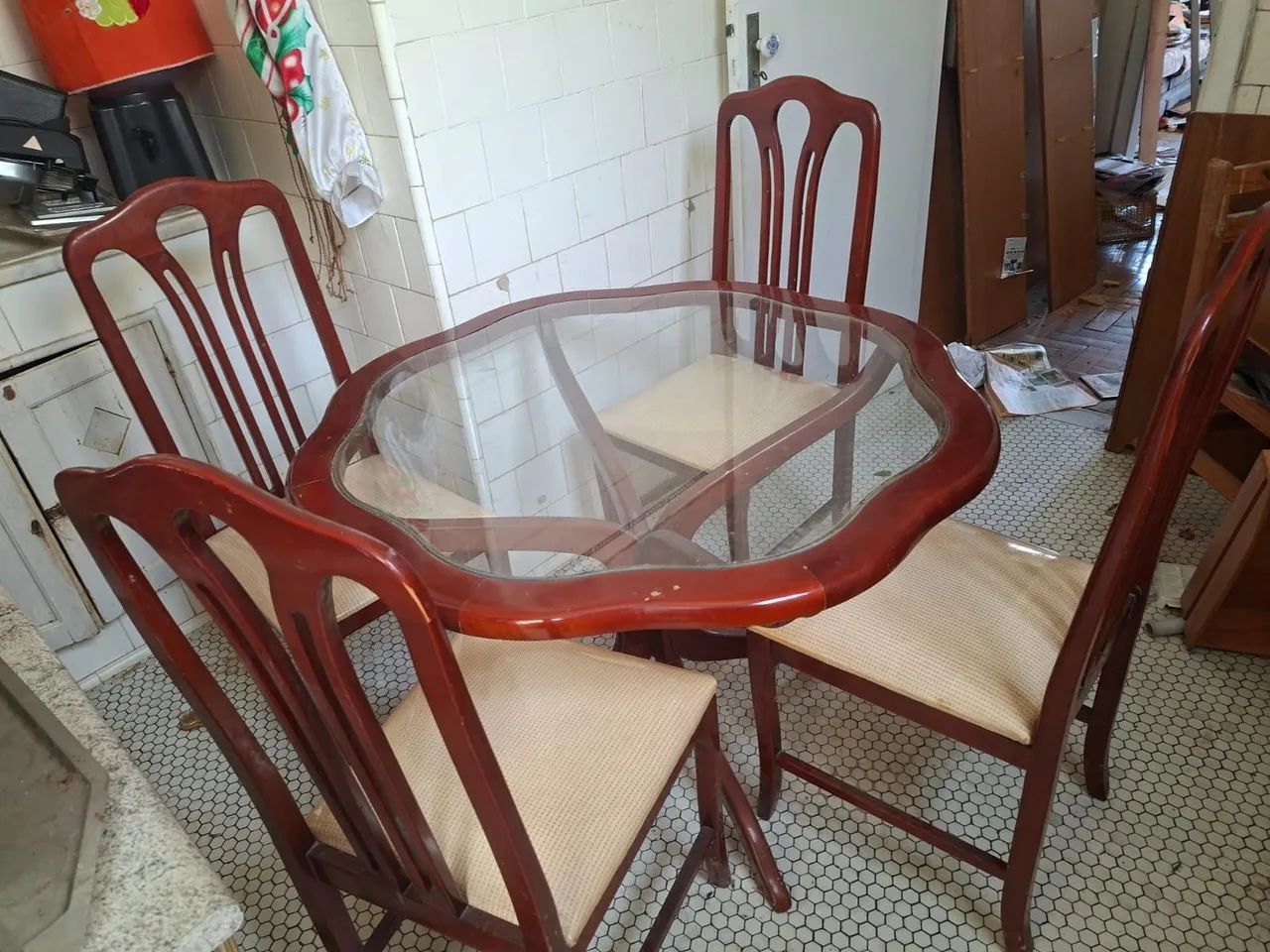 Mesa com tampo de vidro com 4 cadeiras - Foto 2