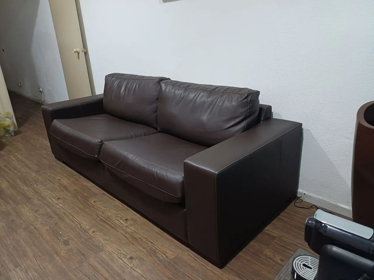 Sofa confortável marrom 