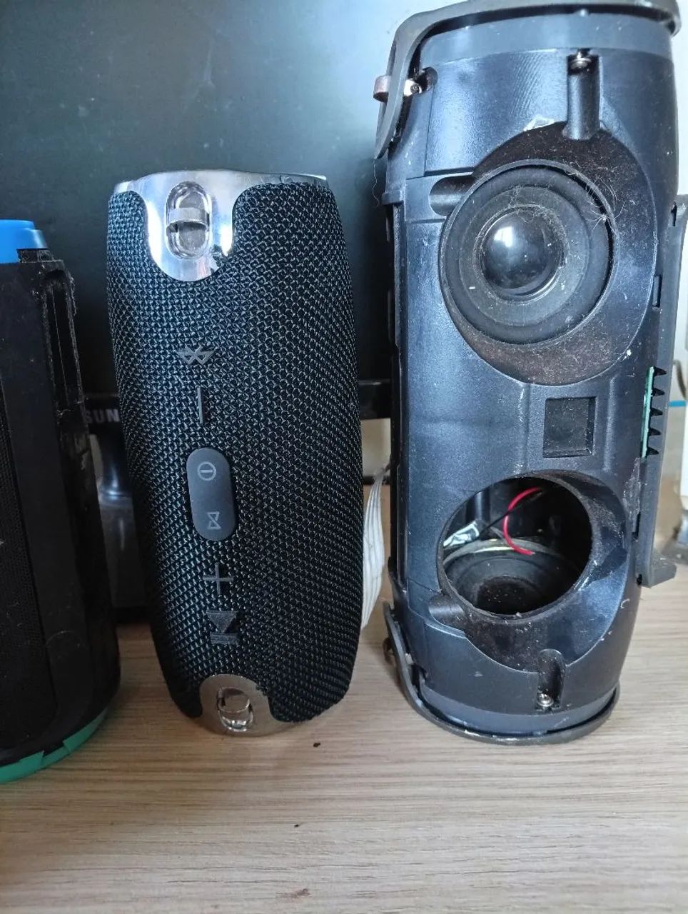 Lote A com 6 caixas de som com defeito  - Foto 5