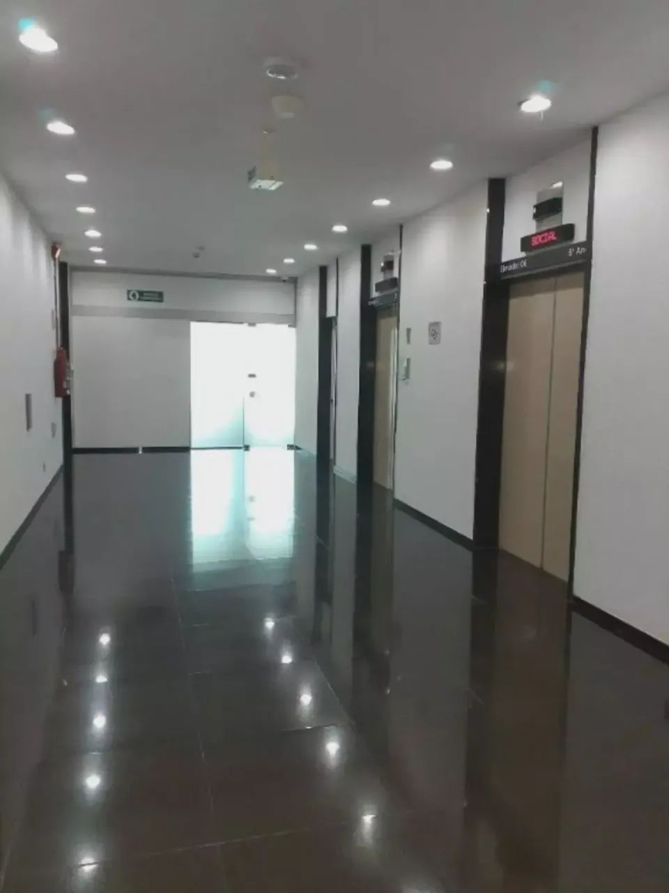 Centro comercial para aluguel e venda possui 2884 metros quadrados . - Foto 12