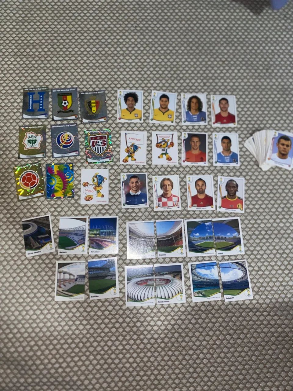 Lote com 144 figurinhas de 2014