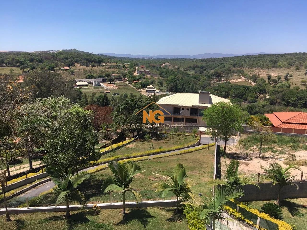 CASA EM CONDOMÍNIO COM 3 SUÍTES