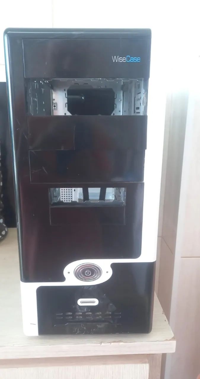 Gabinete para computador usado.