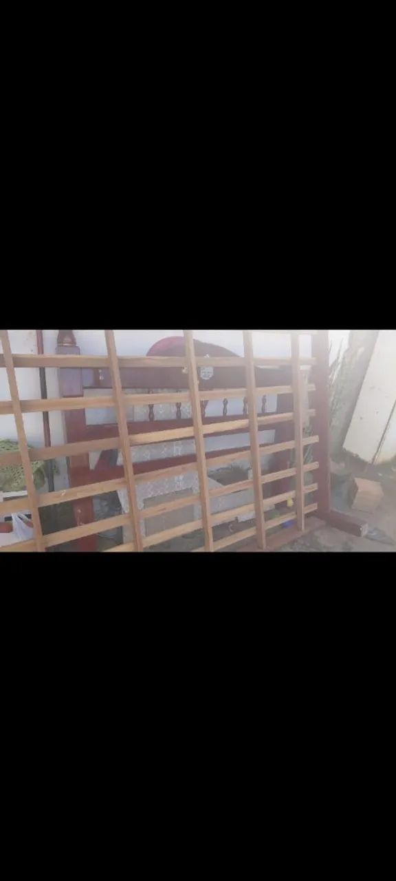Cama de madeira maciça e colchão