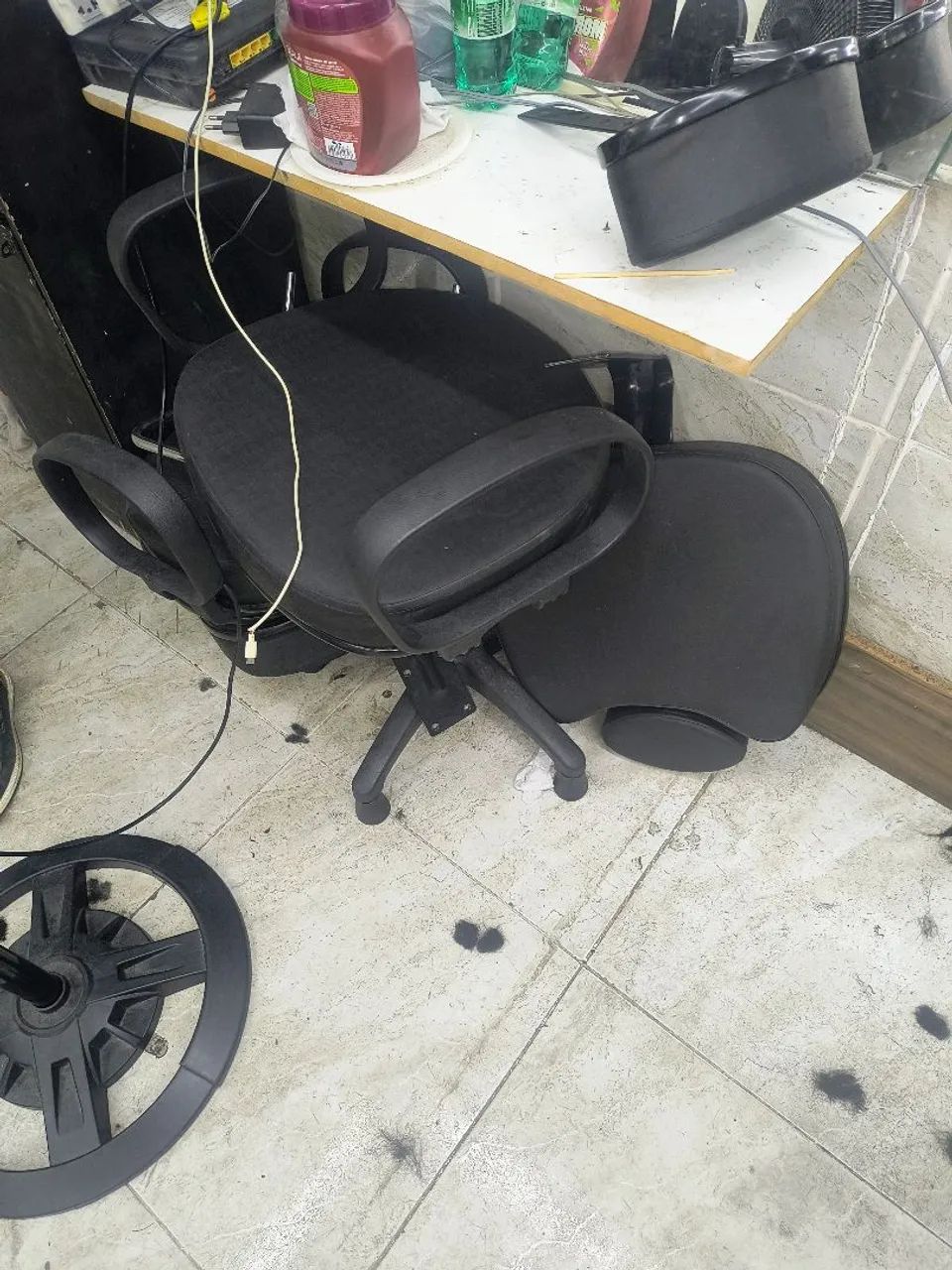 Vendo duas cadeiras de barbeiro nova comprei a dois meses - Foto 3