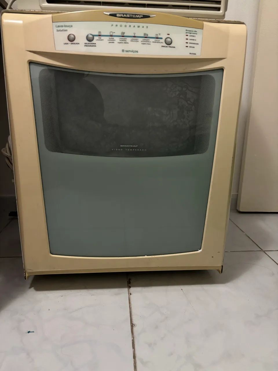 Lava louças / PRECISA FAZER REPARO, pois está sem escorrer a água.