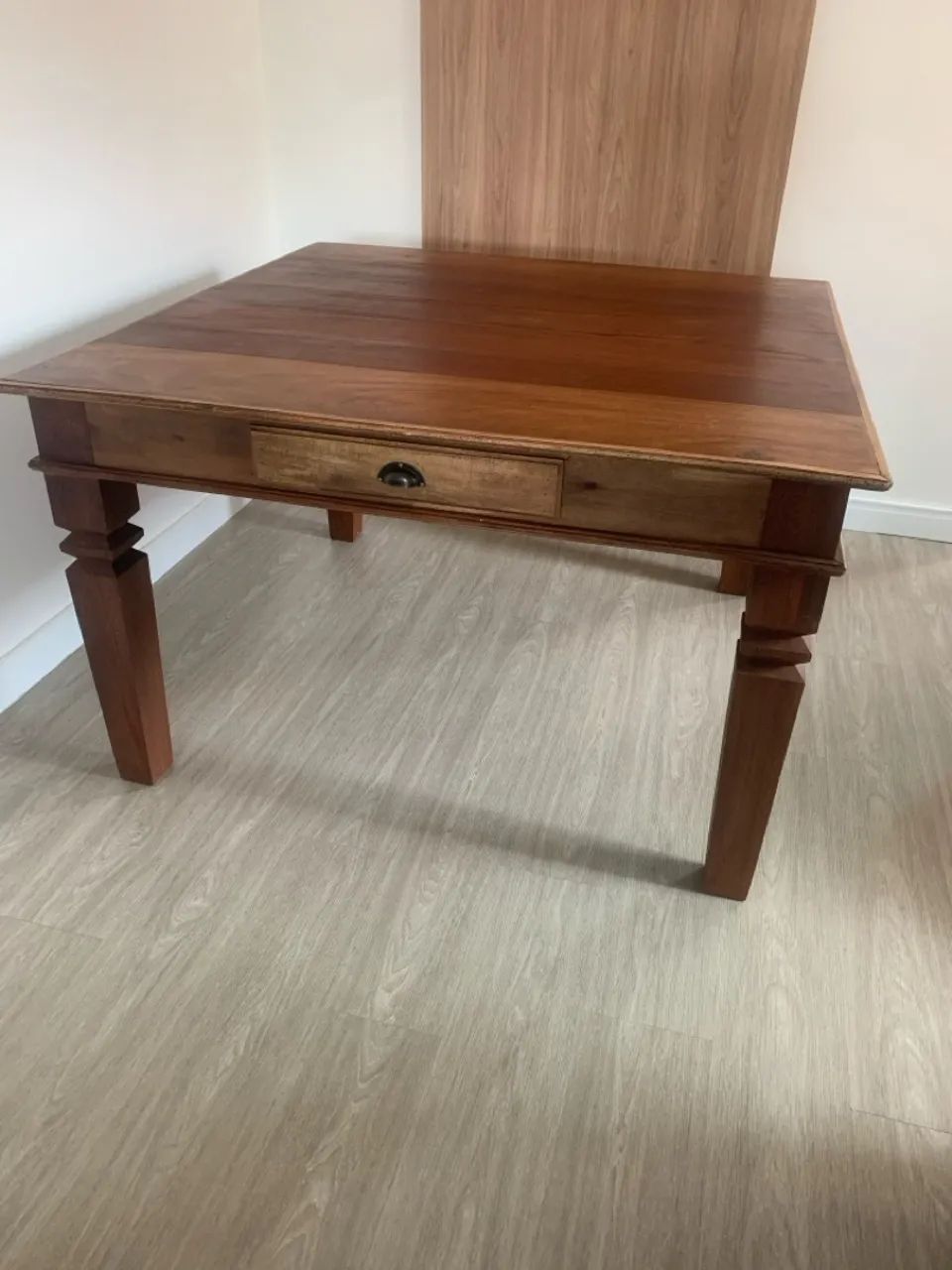 Mesa de madeira de verdade 