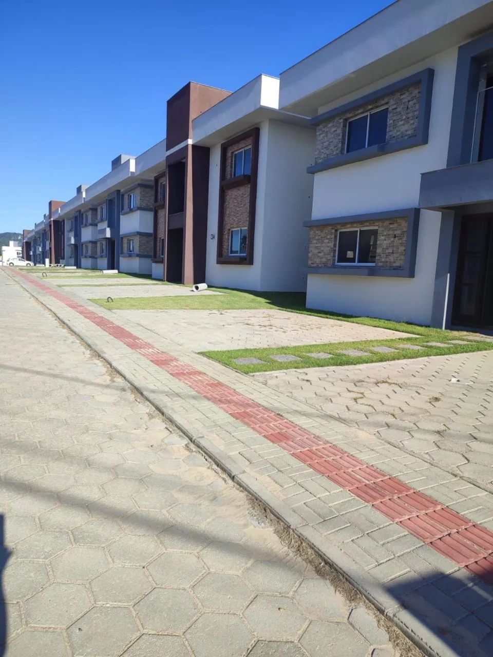 Alugo apartamento 2 dormitórios sendo uma suíte, área de serviço