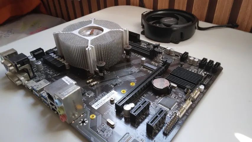 KIT RYZEN 5 PRO 2400G, PLACA MÃE GA-A320M-S2H - Foto 3