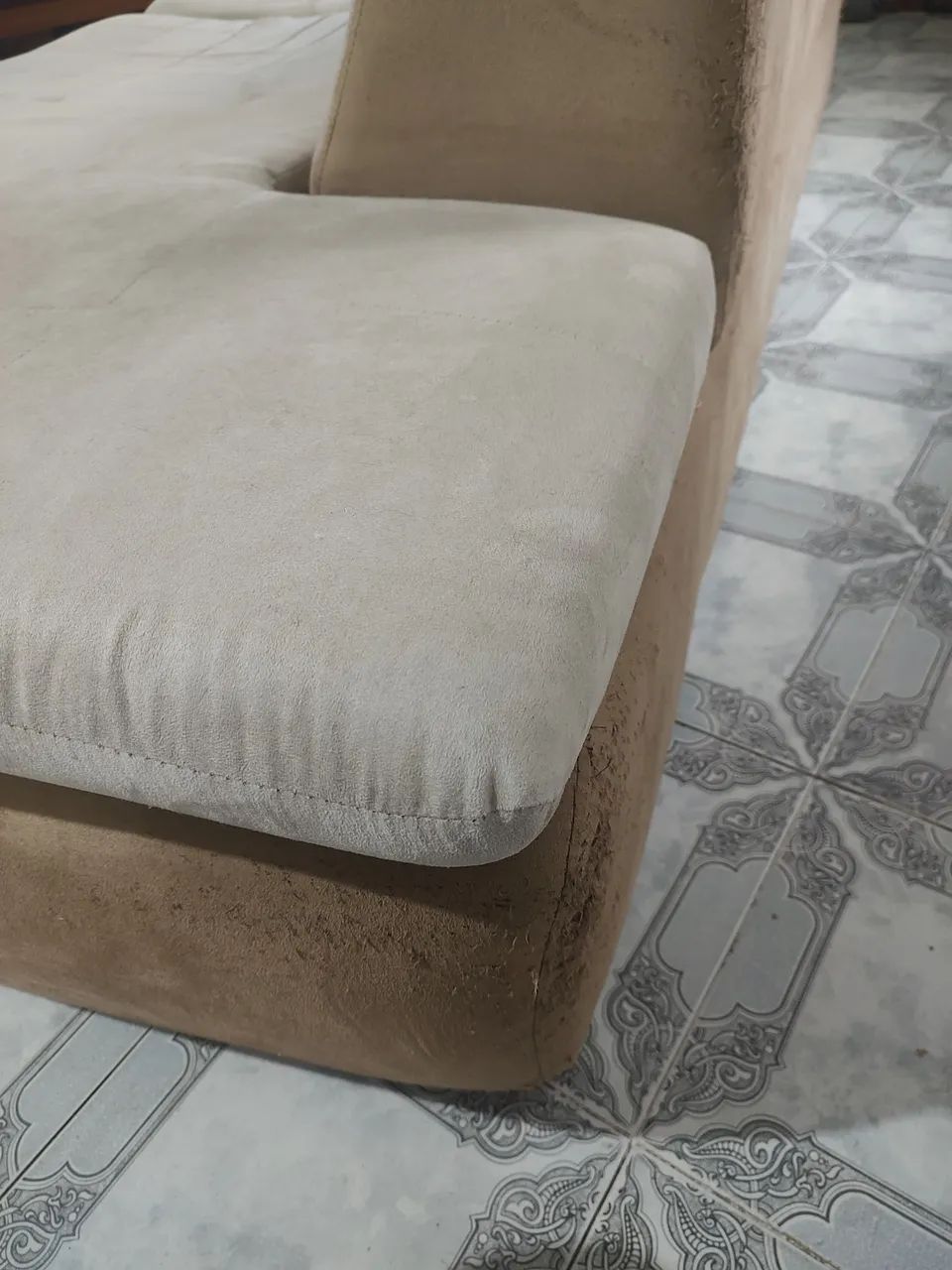 Sofá 2,20m de Canto/Chaise Bege suede + Almofadas - Foto 4