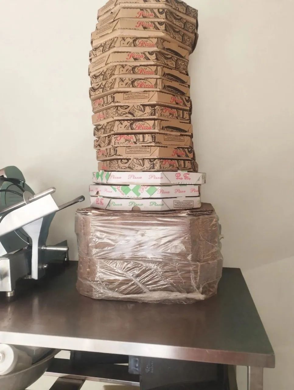 Vendo 2 caixas de pizza lacradas e 16 abertas sem uso