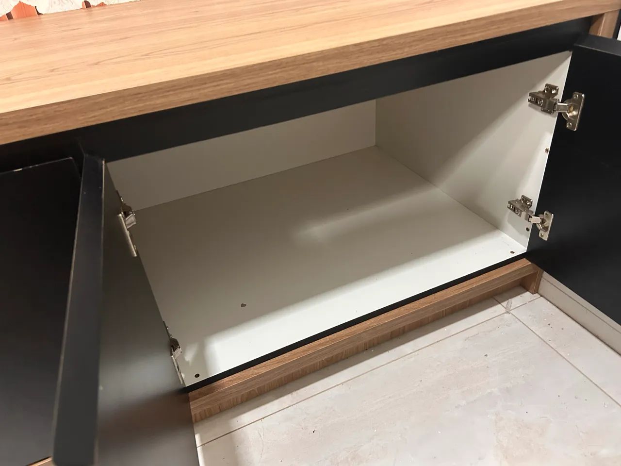 Rack / Balcão Buffet Moderno com 4 Portas - Amadeirado e Preto - Foto 5