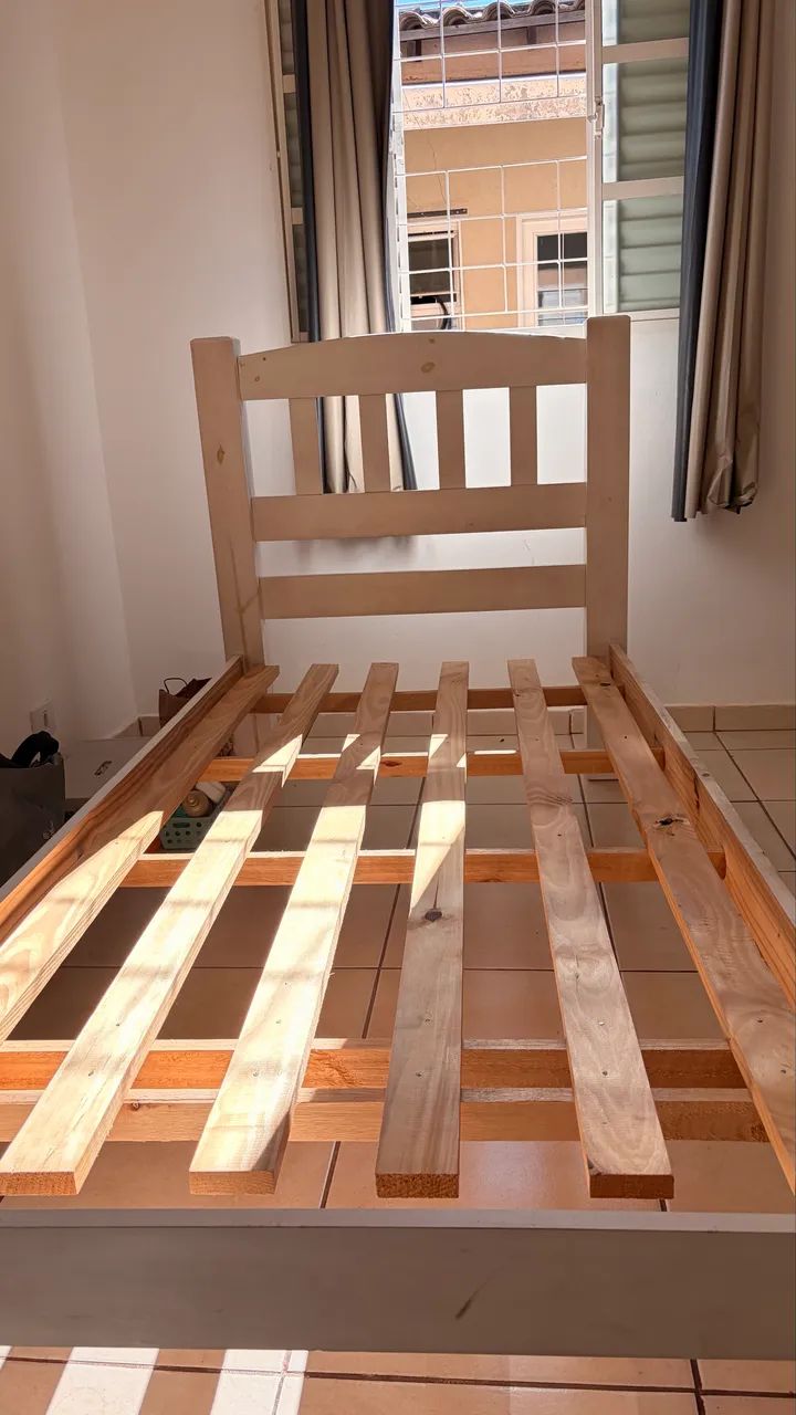 Cama de solteiro com a madeira em excelente estado 