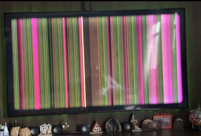 TV LG 75 polegadas 4K ,modelo 75UP8050PSB , com defeito na tela.