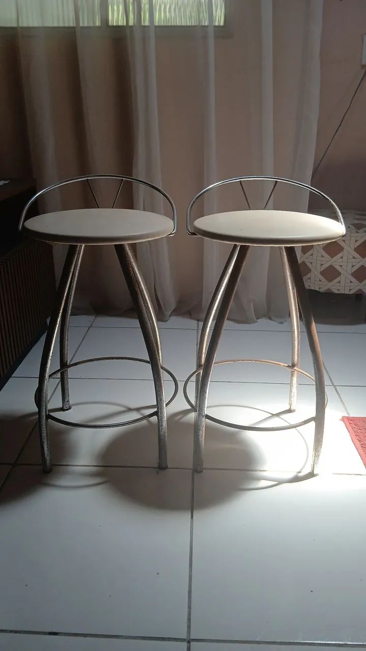 Vendo. 2 Pufis e 2 cadeiras.  - Foto 2