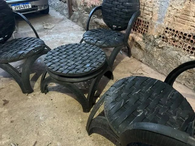 CADEIRA 3 LUGARES + MESA REDONDA DE BORRACHA DE CAMINHAO  
