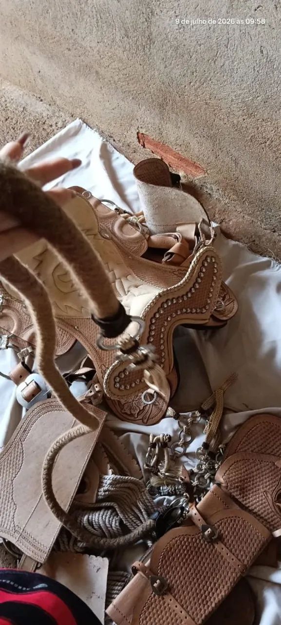 Sela completa cabeça de couro, com cabeçada e laço nunca usada.  - Foto 4