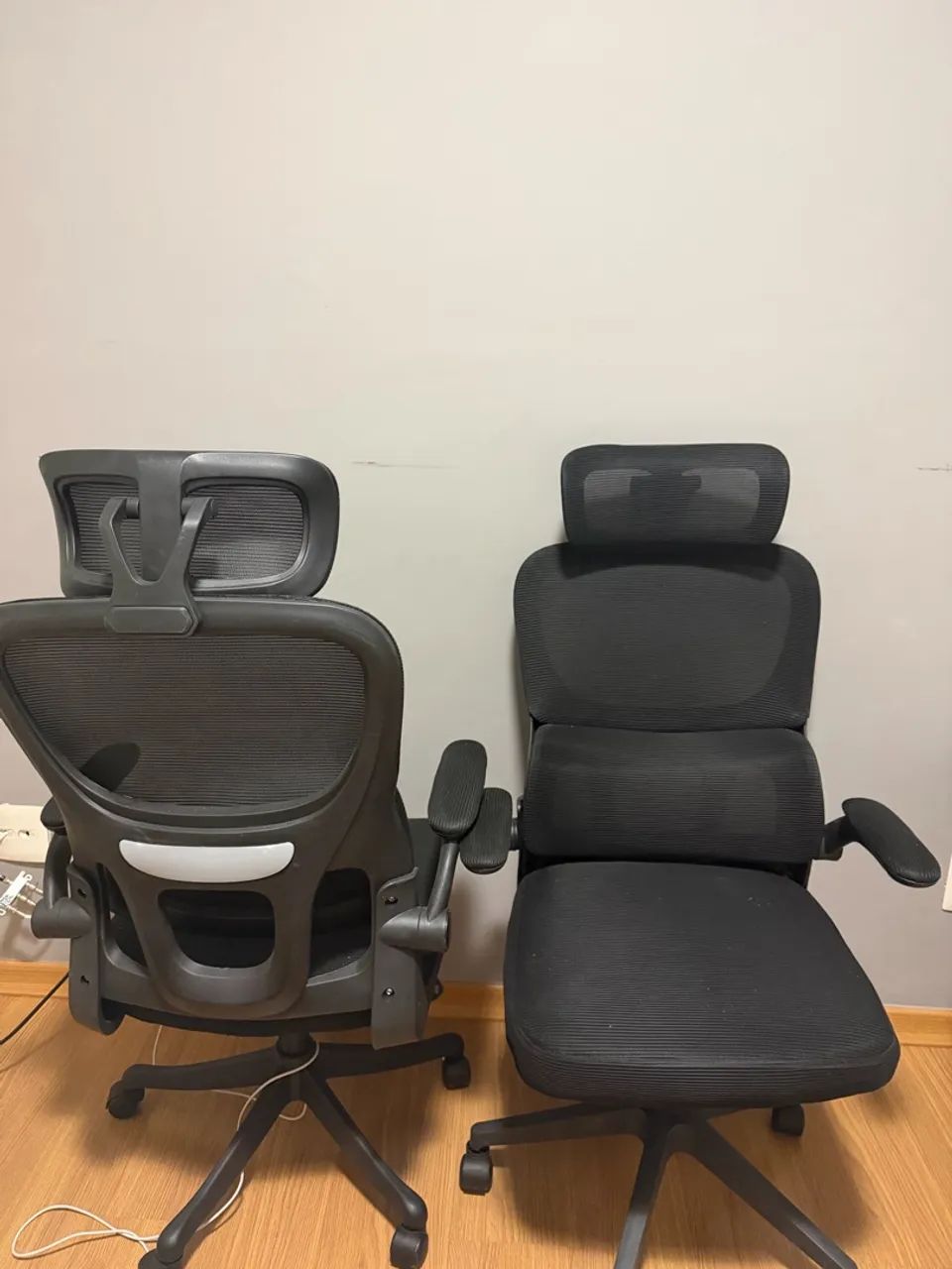 PAR DE CADEIRAS ERGONÔMICAS DE ESCRITÓRIO