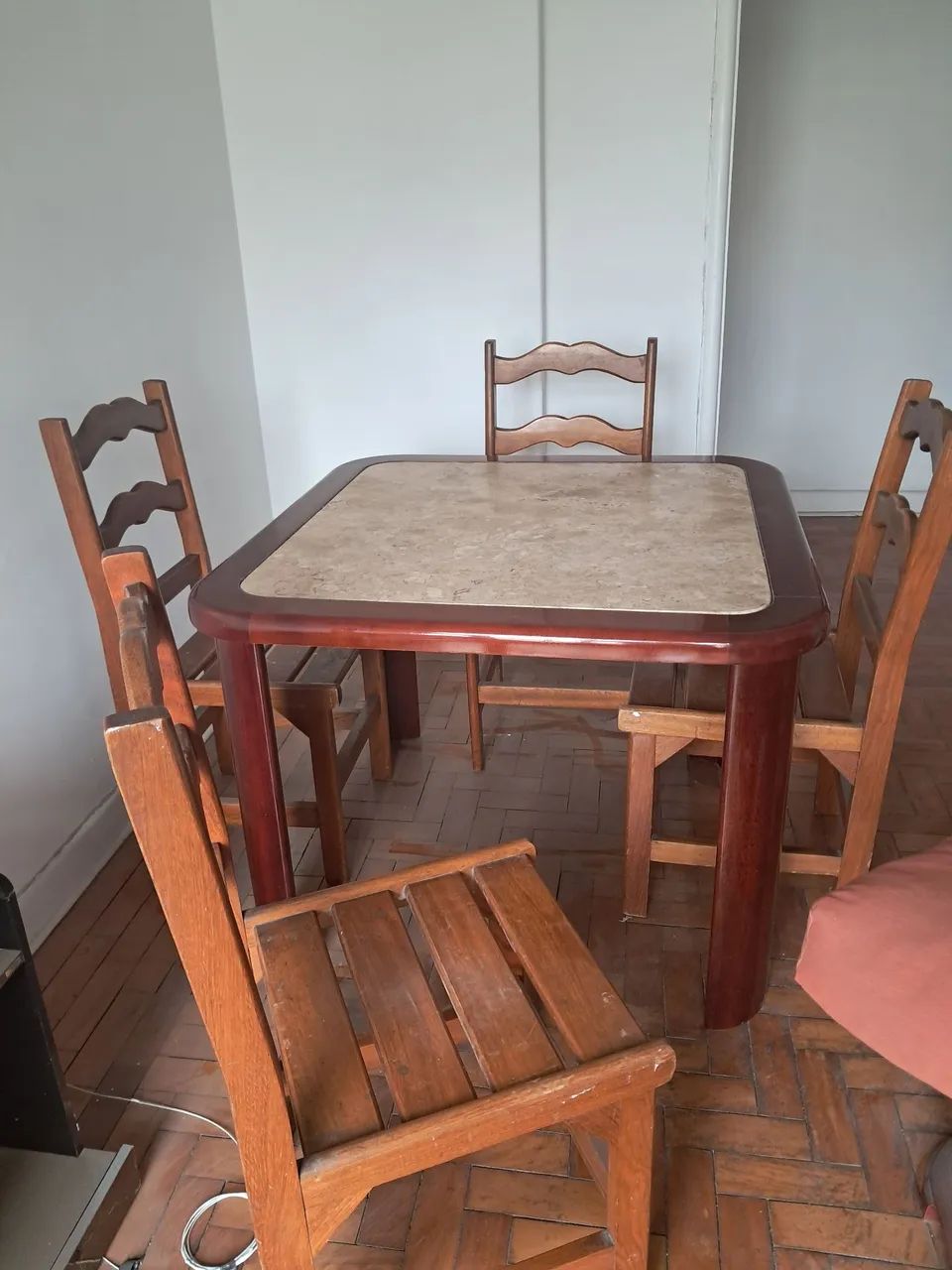 Mesa de sala de jantar em madeira e mármore com 4 cadeiras - Foto 3