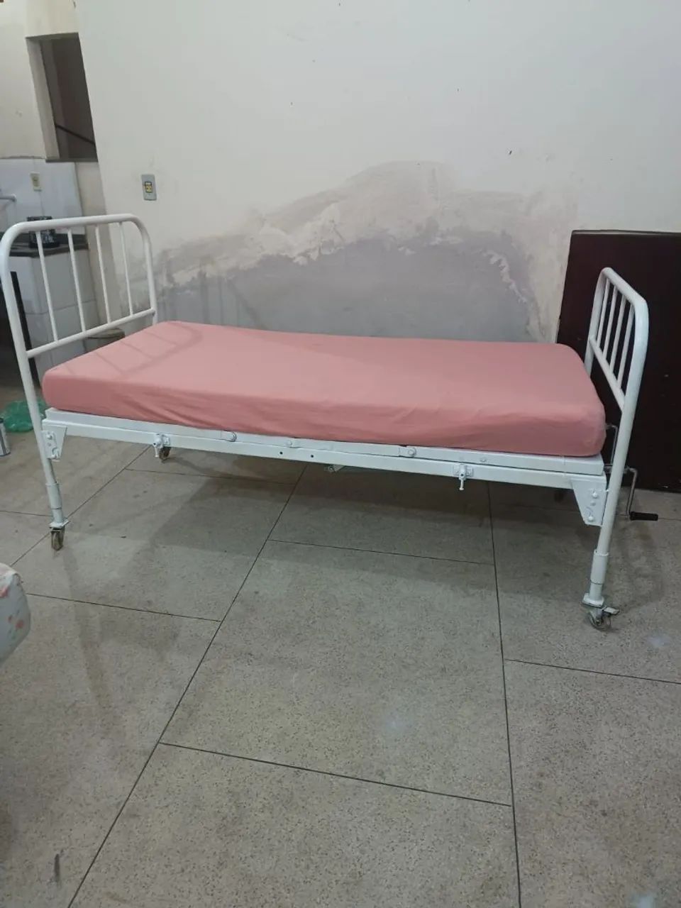Cama hospitalar robusta