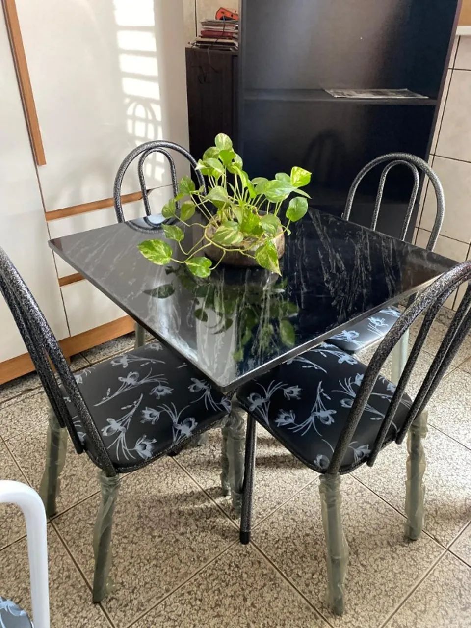 Mesa de Cozinha Marmorizada com 4 Cadeiras Nova, Entrego
