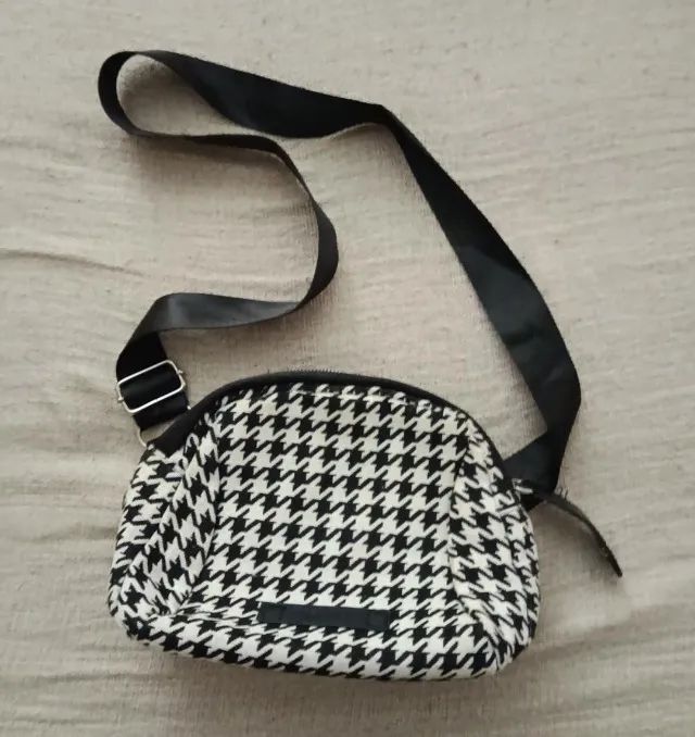 Bolsa Transversal Estampada Preta e Branca (Pied-de-poule)