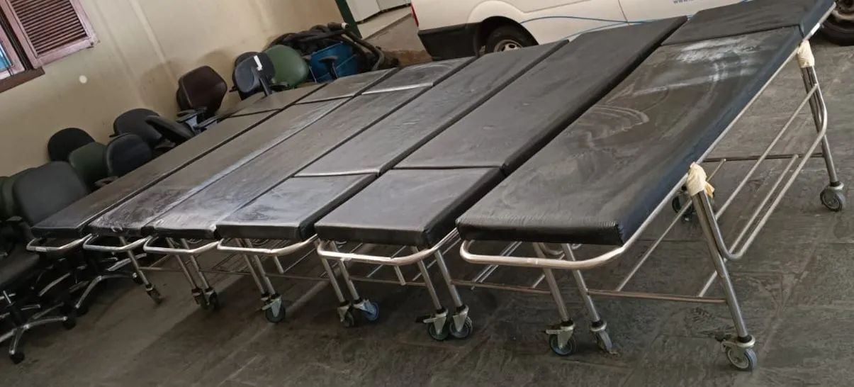 Carro Maca em Aço Inox com Grades, Rodas e Estofado - Foto 2