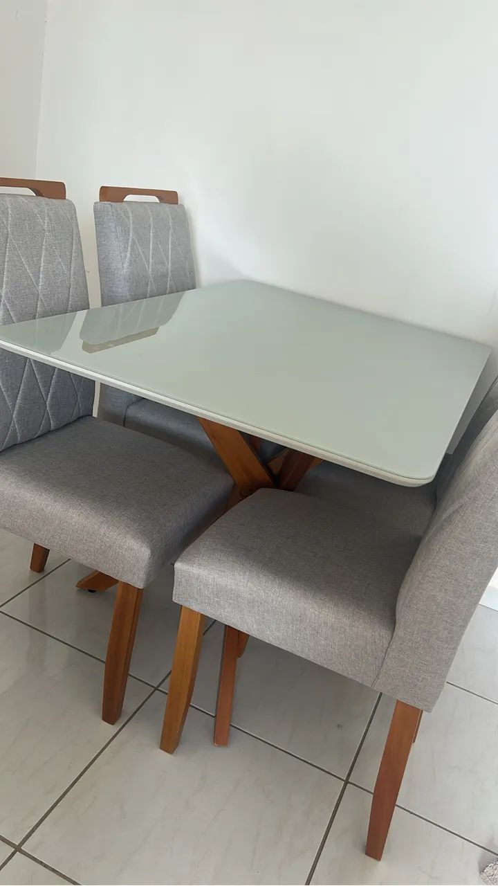 Vendo mesa com cadeiras 