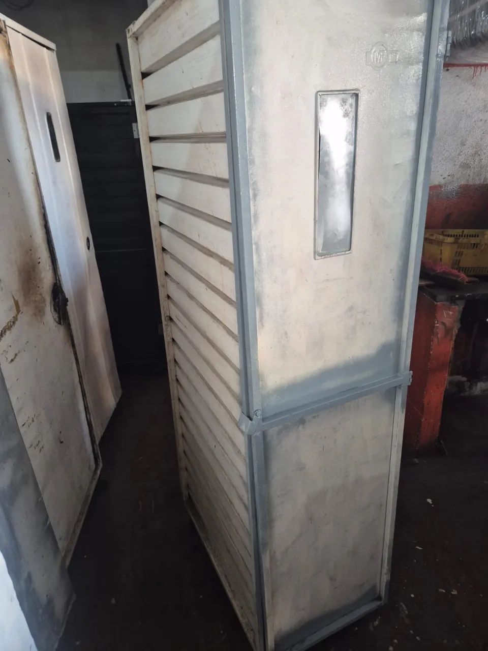 Armário completo com latas 