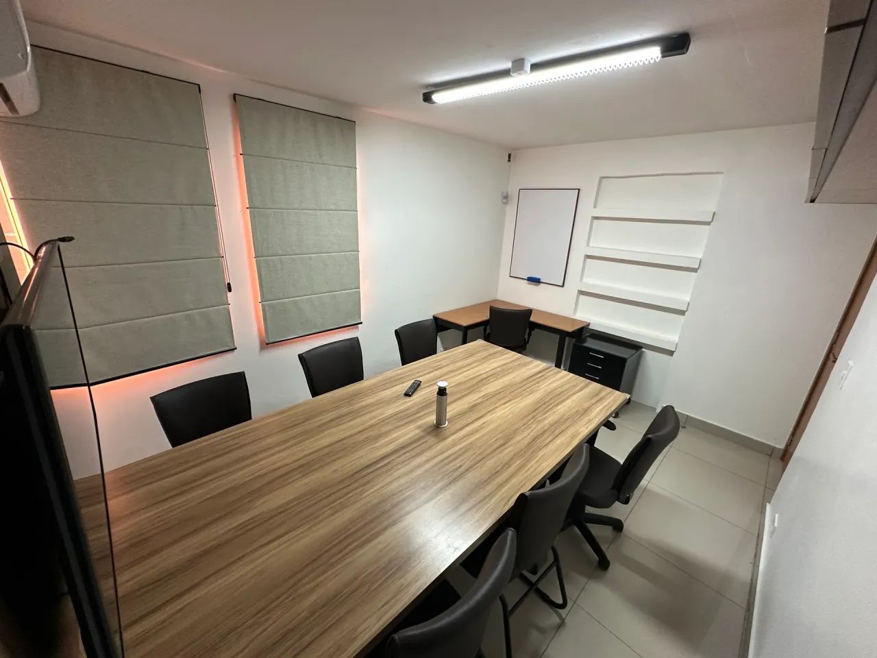 Sala 2 com mobiliário incluso