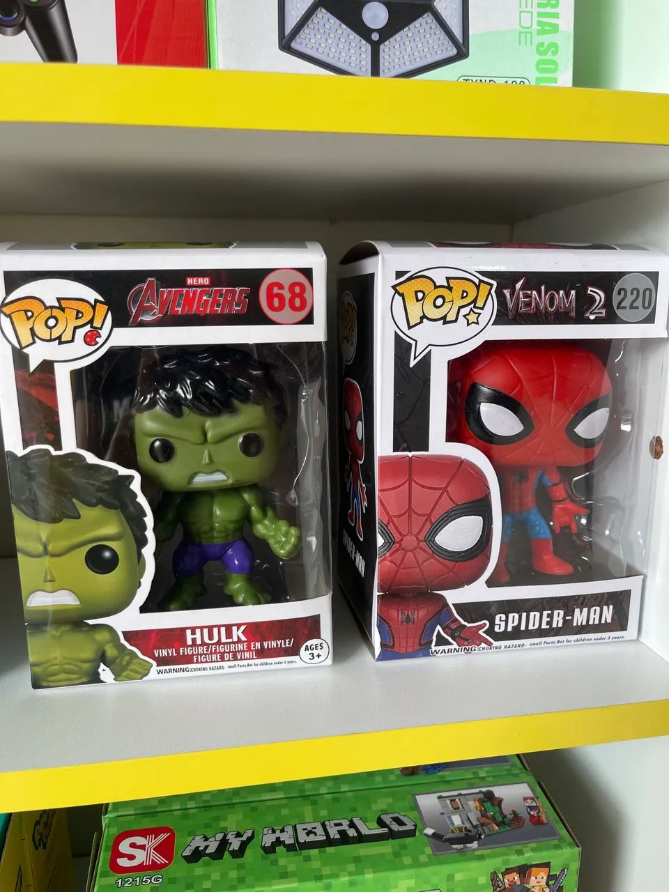 Boneco hulk e homem aranha 