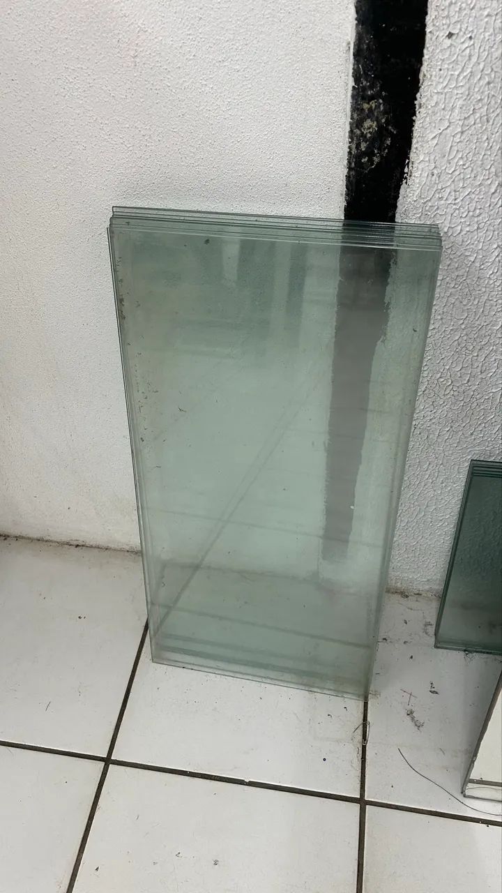 7 glass shelves, 5 mm thick, 60x30 cm