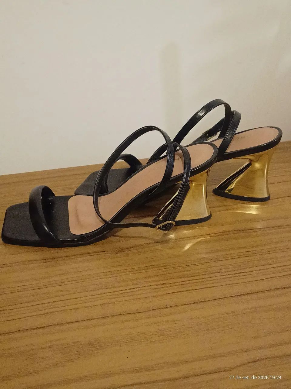 Sandália Constance , salto dourado com NF - Foto 3