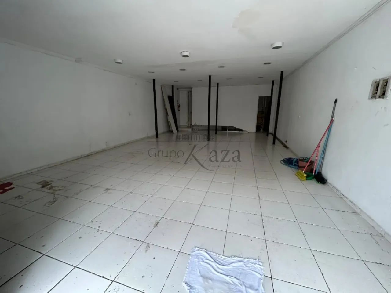 Oportunidade - Loja Comercial - Edifício Flamboyant - Jardim São Dimas - 60m².