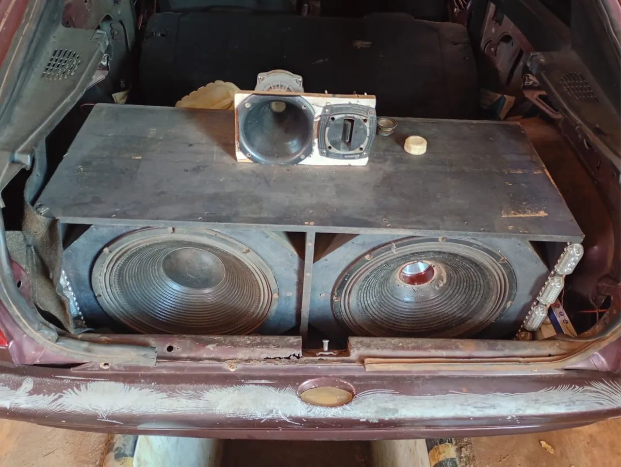 Vendo caixa com 2 alto falantes JBL de 15 polegadas 