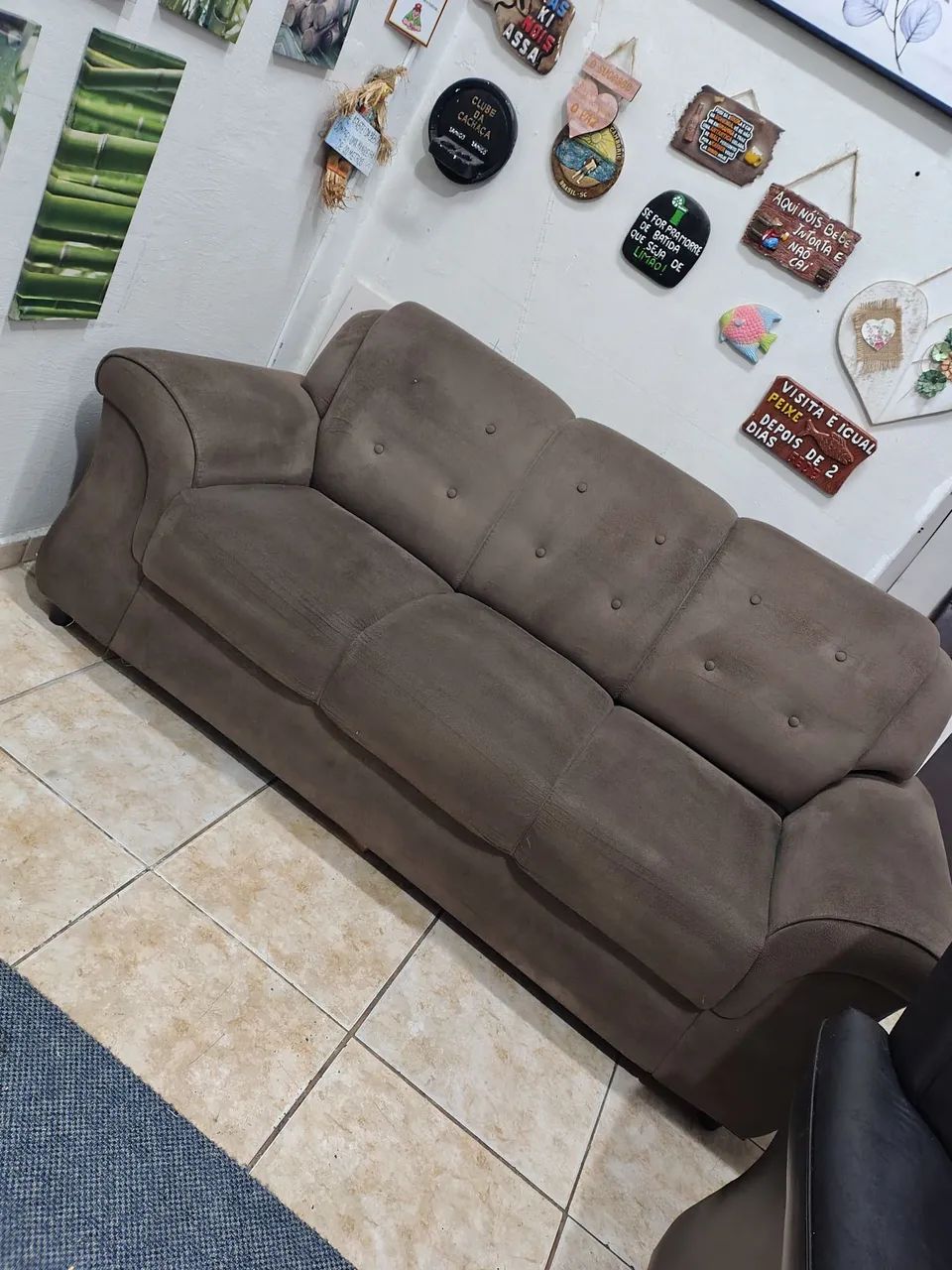 Sofa tres lugares suede bege.