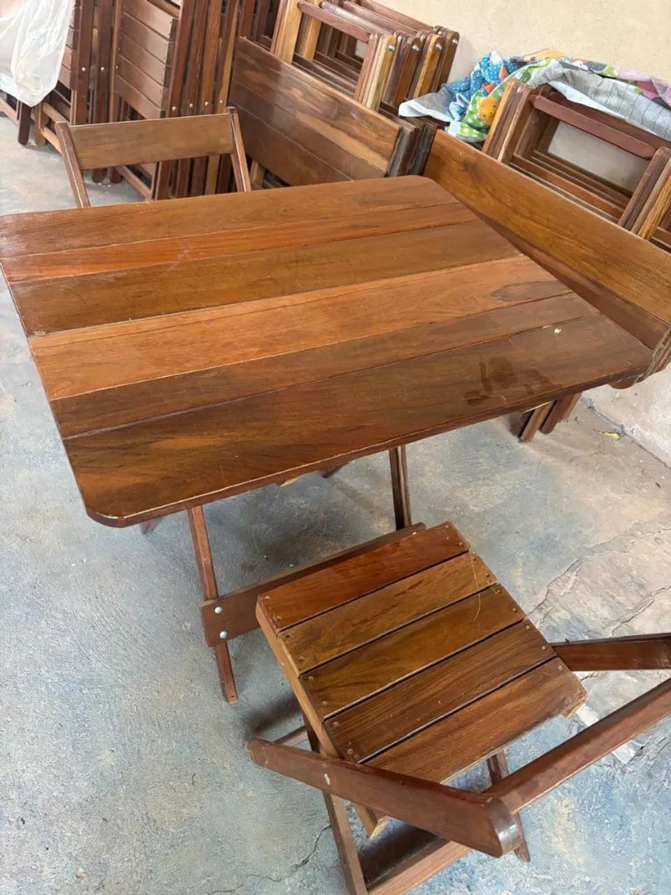 Mesa dobrável de madeira com 4 cadeiras  - Foto 2