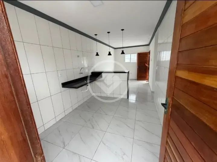 Imóvel com fachada moderna, acabamento em tons de cinza e branco e ambientes amplos, que p - Foto 5