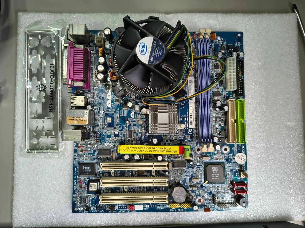 Kit placa-mãe antiga GA-8S661FXM-775 rev. 1.1 + Celeron D351