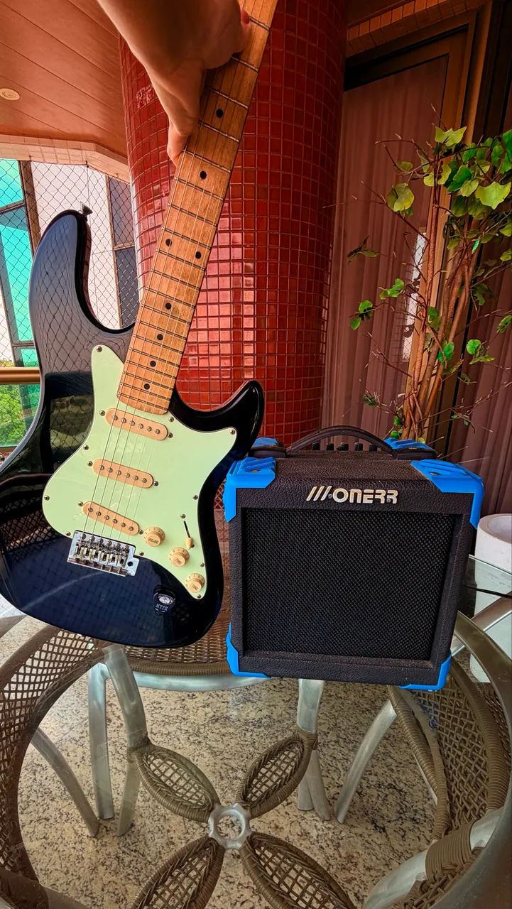 Vendo Guitarra Strinberg com caixa amplificador Onerr. - Foto 5