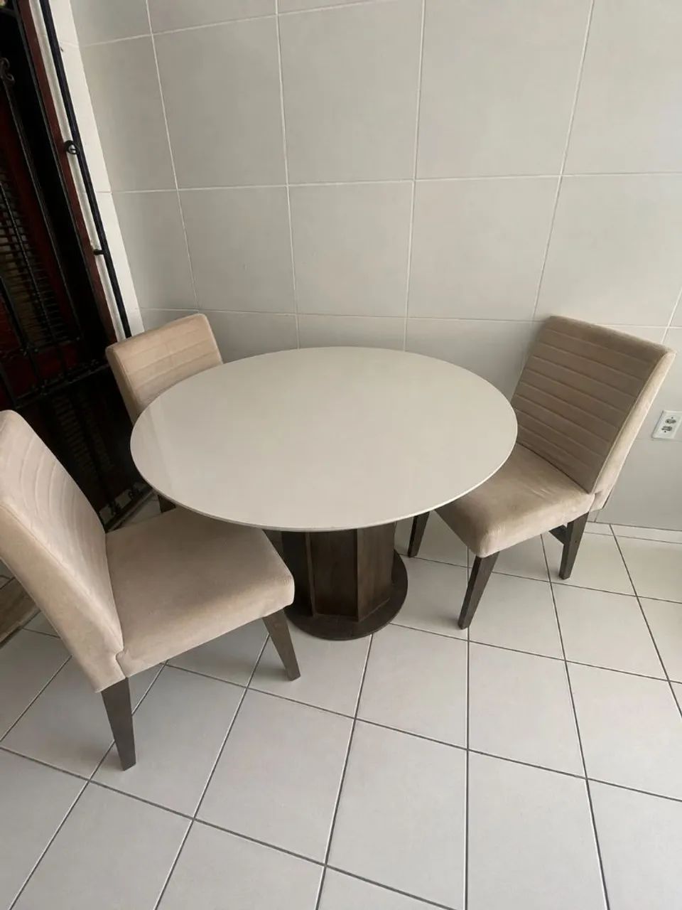 Conjunto de mesa com 3 cadeiras à venda.