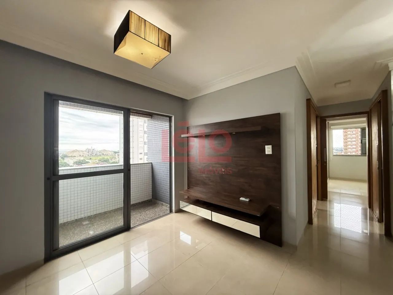 Apartamento para alugar na Zona 03 em Maringá, com 3 quartos, suíte, sacada e 2 vagas - Foto 3