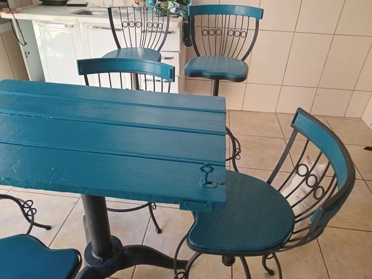 Vendo  uma mesa de madeira  com base de ferro.  - Foto 2